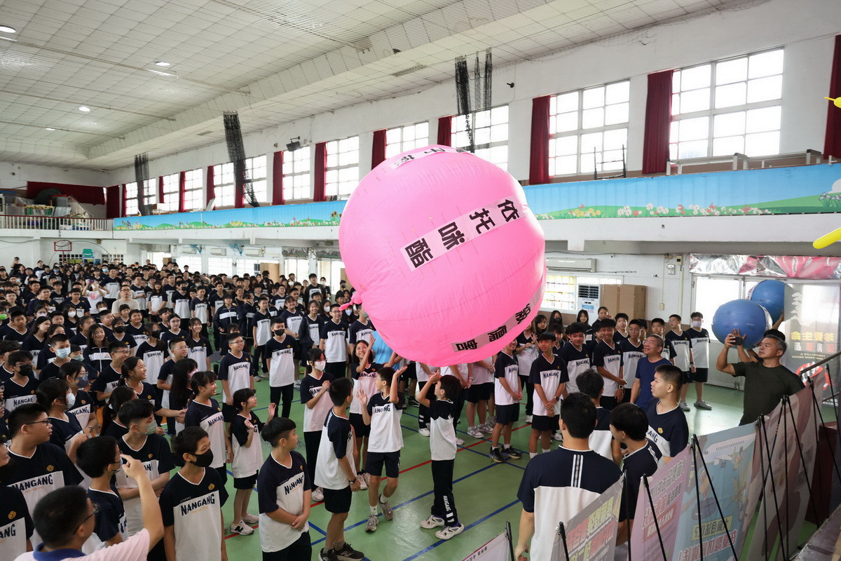 大家一同推大球遠離毒害。(縣府提供)
