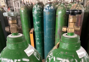 900桶假醫療氧流入醫院！台中黑心業者再拿工業氣體混充食品級。（圖/中檢提供）