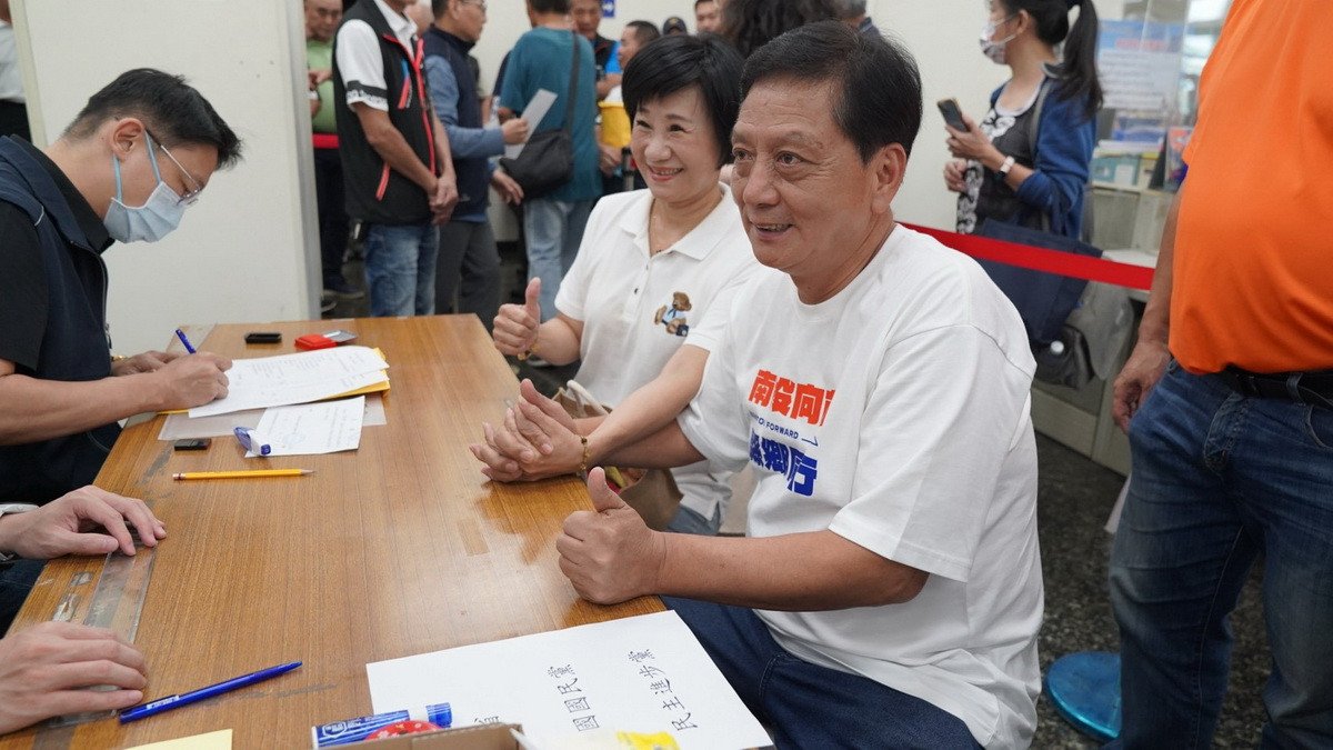 簡賜勝提出縣鎮同心創新市政競選主軸。(簡賜勝服務處提供)