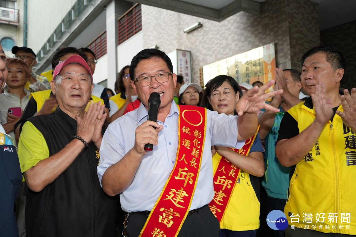 邱建富完成彰化縣長參選登記　帶鸚鵡現身邀藍綠公開辯論