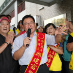 邱建富完成彰化縣長參選登記，帶鸚鵡現身邀藍綠公開辯論。圖／記者鄧富珍攝