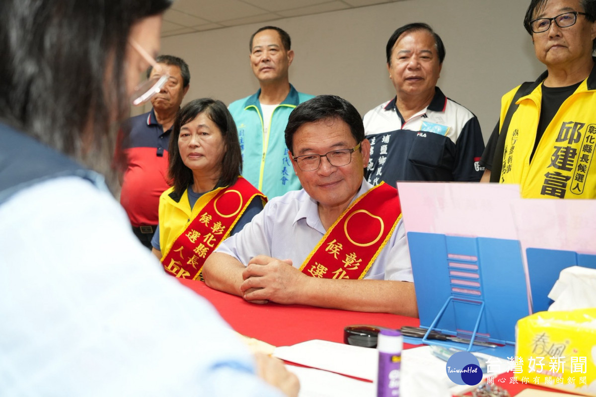 邱建富完成彰化縣長參選登記,帶鸚鵡現身邀藍綠公開辯論。圖/邱建富提供