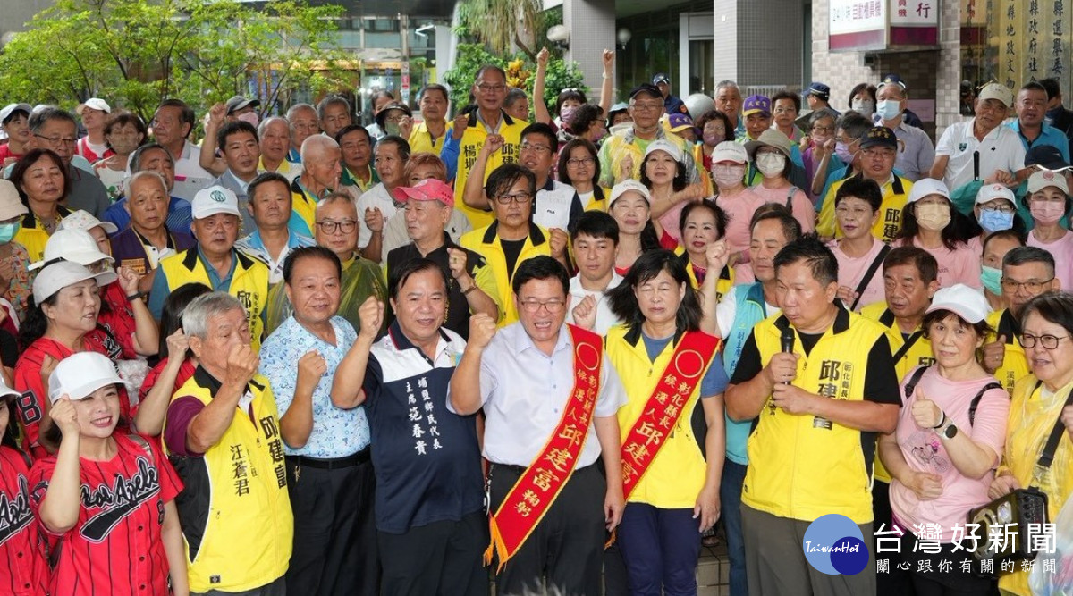 邱建富完成彰化縣長參選登記,帶鸚鵡現身邀藍綠公開辯論。圖/記者鄧富珍攝