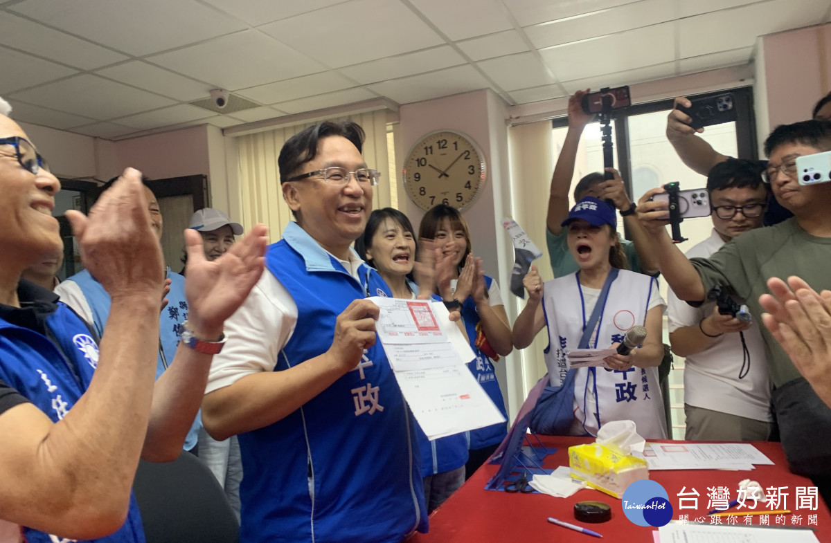 百人陣仗相挺,魏平政正式登記參選彰化縣長。圖/記者鄧富珍攝