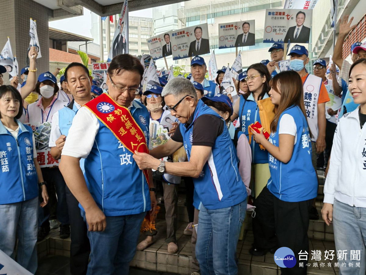 百人陣仗相挺,魏平政正式登記參選彰化縣長。圖/記者鄧富珍攝