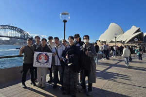 中華大學師生於雪梨歌劇院前合影，展開為期一個月的國際學習旅程。