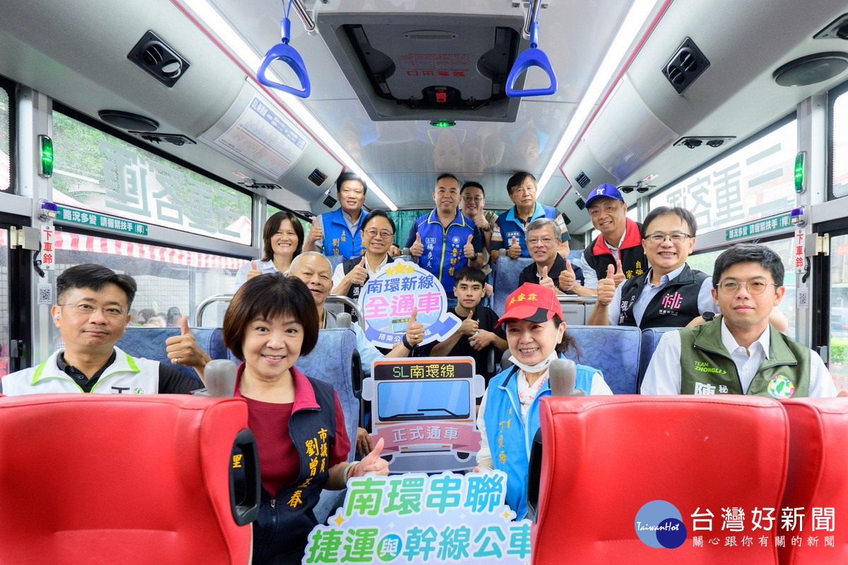 「新桃園幹線南環線公車」通車，桃園市長張善政試乘合照。<br />
