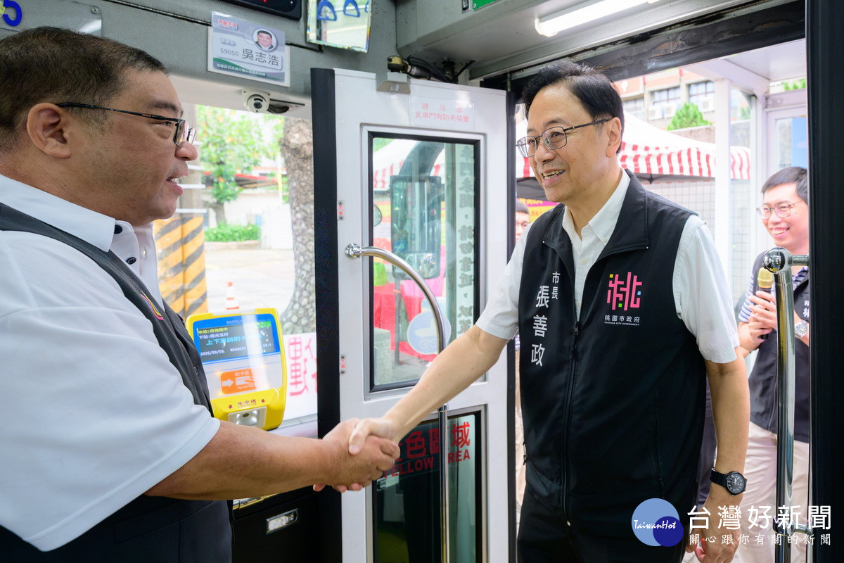 「新桃園幹線南環線公車」通車，桃園市長張善政現場視察並試乘。