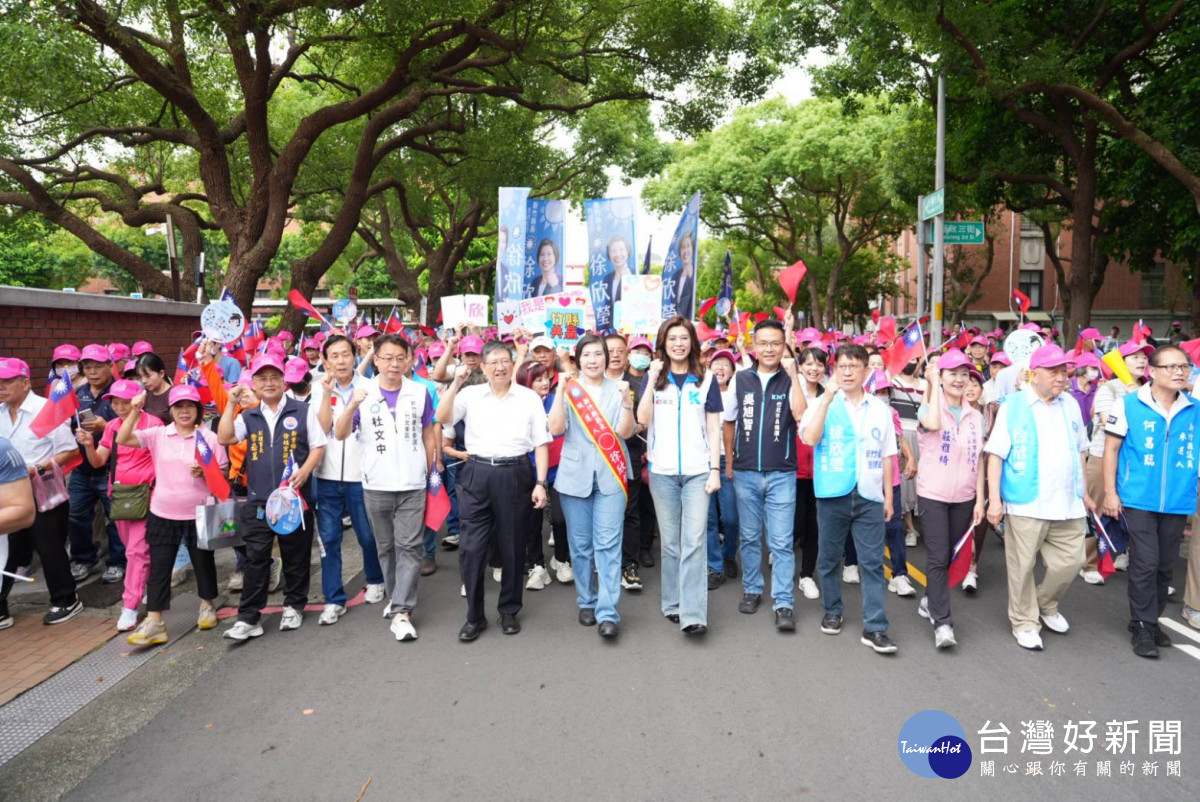 鄭主席爲徐欣瑩披上勝選彩帶,之後與支持者陪同徐欣瑩步行至選委會。