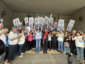 許縣長與支持者高呼張嘉哲凍蒜。（記者扶小萍攝）