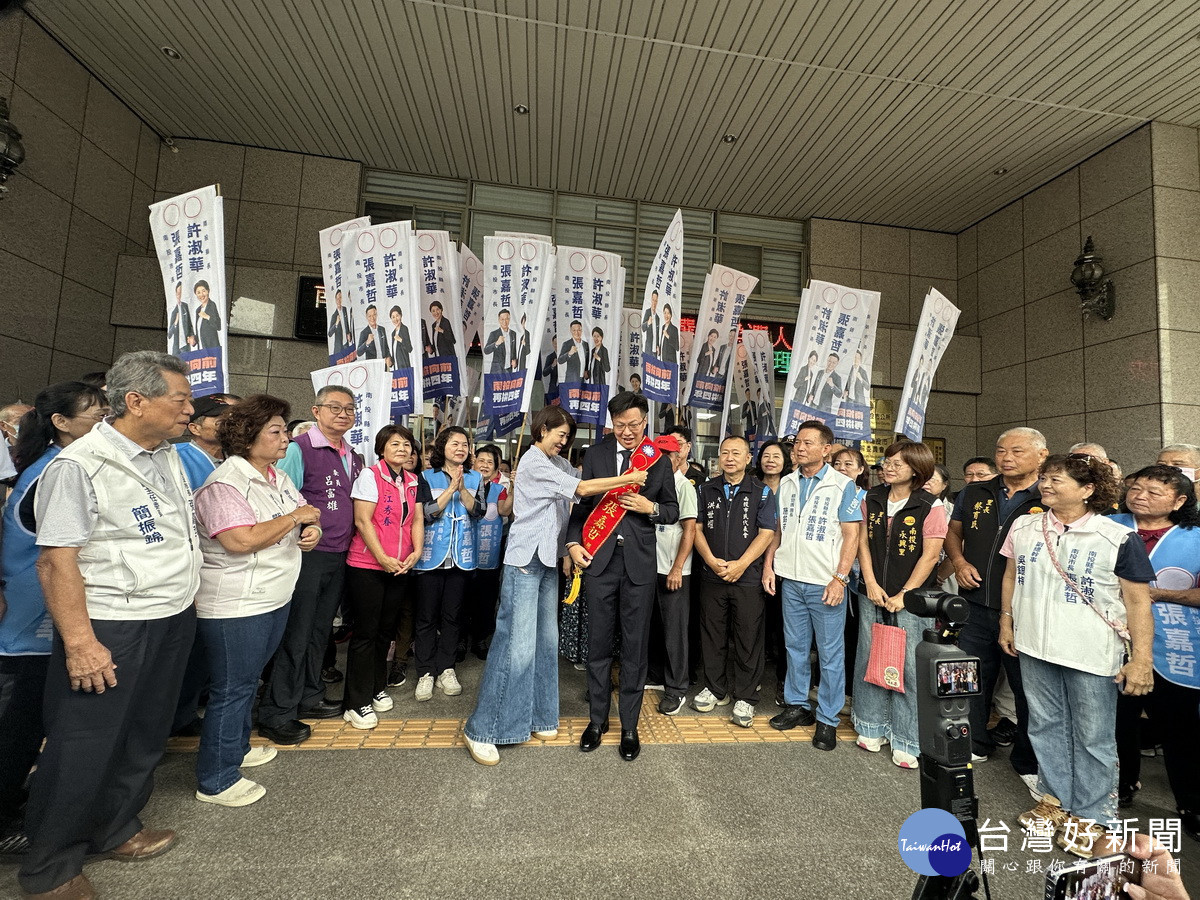 許淑華為候選人披掛綵帶。(記者扶小萍攝)