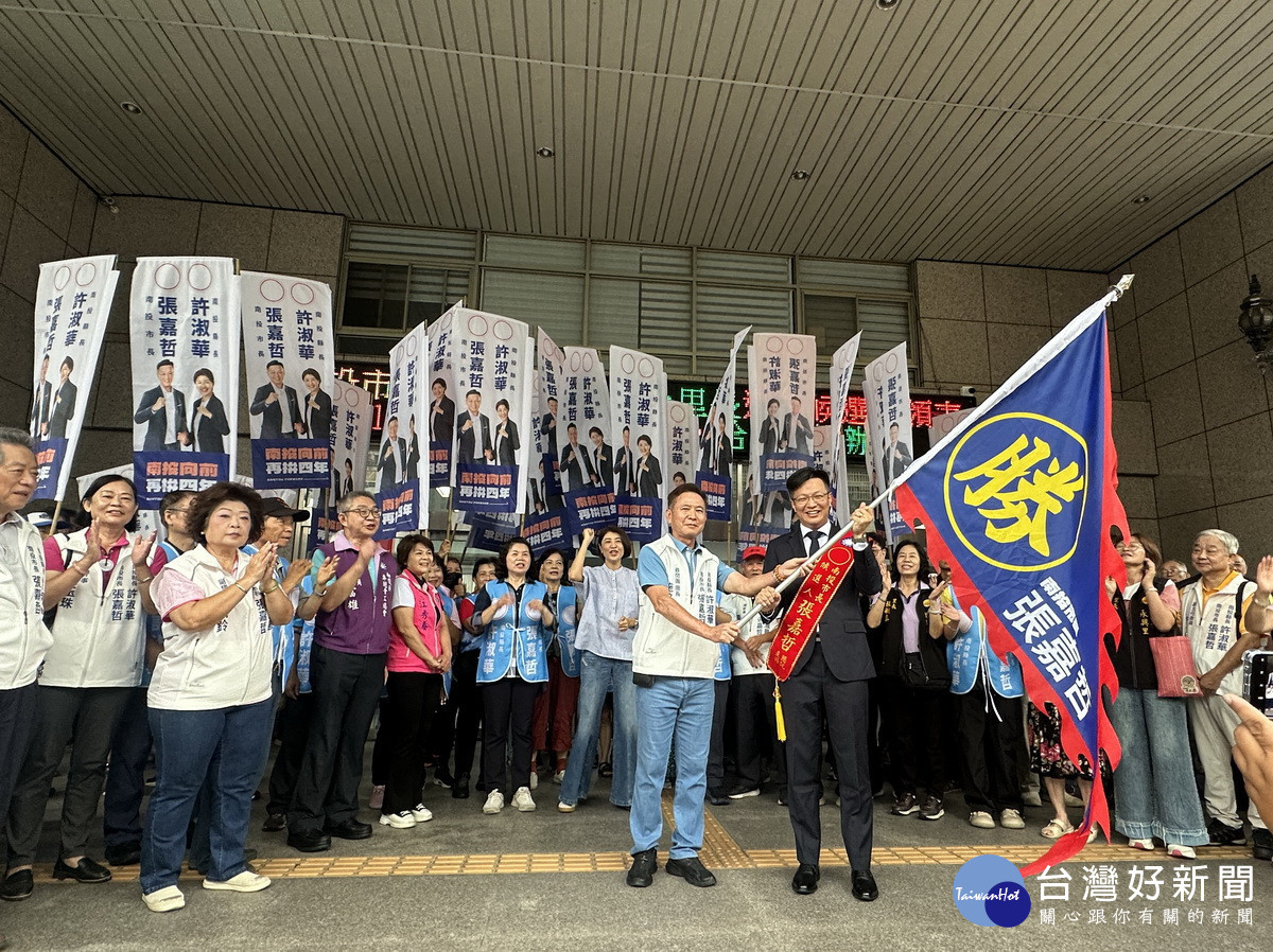 競總顧問團團長施銘芳授戰旗。(記者扶小萍攝)