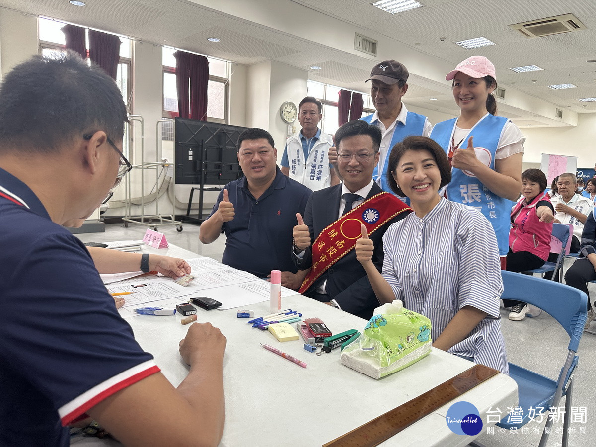 游主委許縣長陪同張嘉哲登記競選連任。(記者扶小萍攝)
