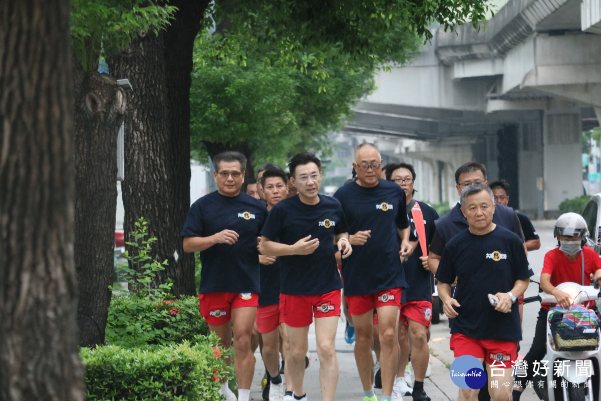 江啟臣身穿海龍深藍色T恤、紅短褲,與海龍退役弟兄冒雨跑步前往豐樂公園辦理參選登記。