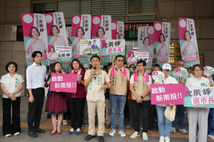 溫世政等陪同沈夙崢辦市長選舉登記。（沈夙崢競辦提供）