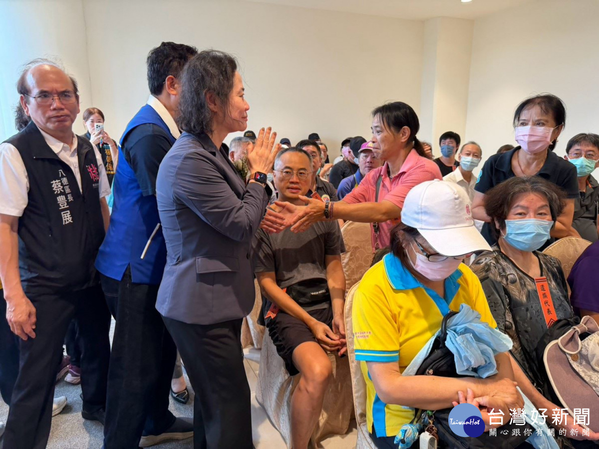 賴副秘書長和家屬互動。