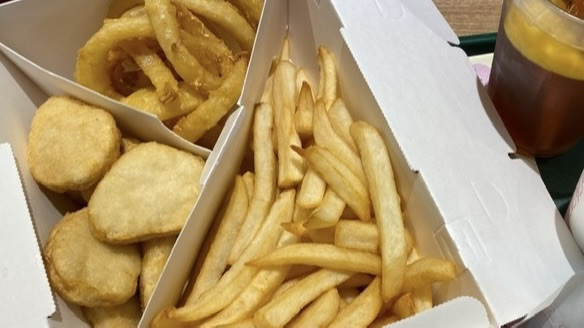 宵夜吃太飽又秒躺!胃酸半夜「逆襲」,醫揭3招減少胃食道逆流。圖/秀傳提供