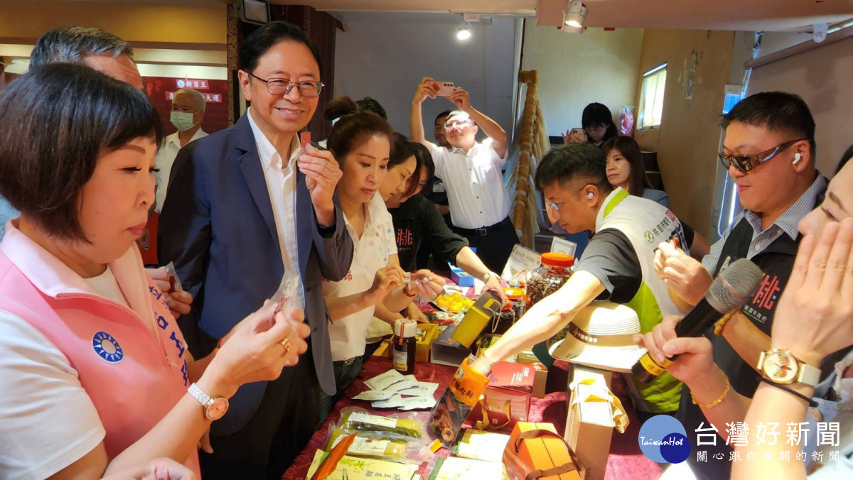 桃園市長張善政出席「平鎮區農業策略聯盟活動」，與農友及平鎮區農會夥伴交流。<br />
<br />
