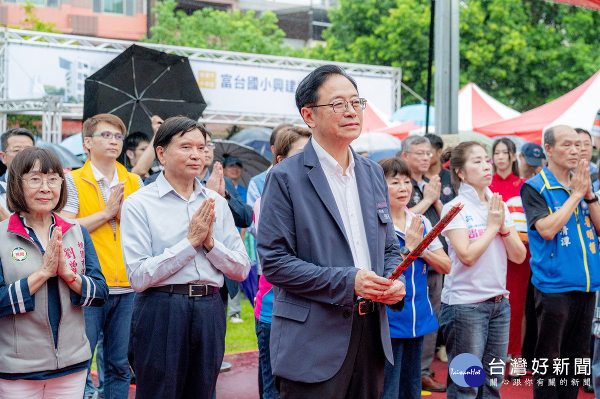 桃園市長張善政出席「富台國民小學興建統包工程開工祈福典禮」上香祝工程順利。<br />
