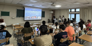 桃園市政府警察局龜山分局走進長庚大學，針對來自不同國家的大一外籍新生辦理犯罪預防宣導