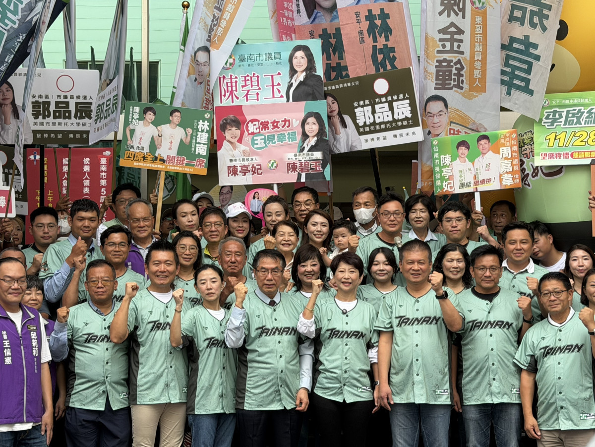初心不改！陳金鐘偕同市長候選人陳亭妃正式登記參選東區市議員　誓以公衛社福專業守護東區