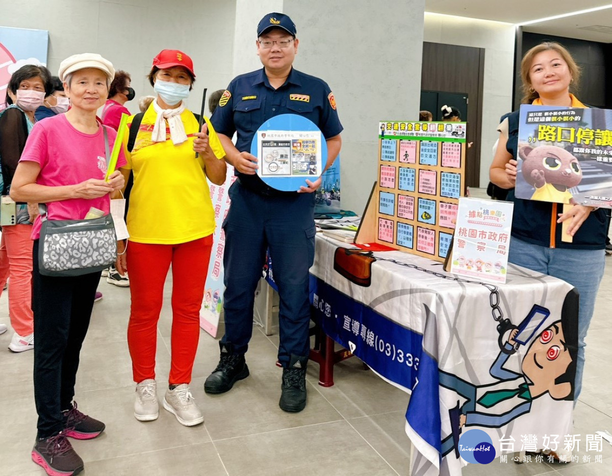 桃警交通警察大隊在桃市會展中心設置交通安全宣導攤位,呼籲駕駛人及行人共同營造安全、友善的道路交通環境。<br />
<br />
