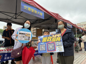 桃警交通警察大隊在桃市會展中心設置交通安全宣導攤位，呼籲駕駛人及行人共同營造安全、友善的道路交通環境。