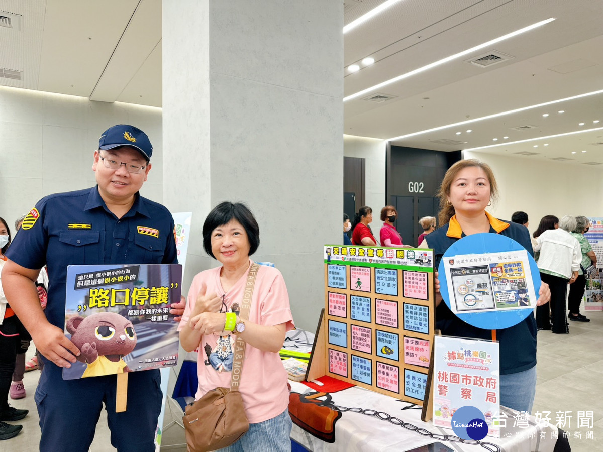 桃警交通警察大隊在桃市會展中心設置交通安全宣導攤位,呼籲駕駛人及行人共同營造安全、友善的道路交通環境。<br />
<br />