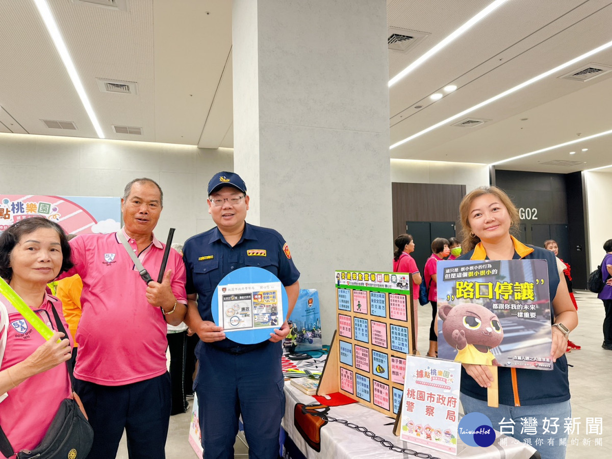 桃警交通警察大隊在桃市會展中心設置交通安全宣導攤位,呼籲駕駛人及行人共同營造安全、友善的道路交通環境。<br />
<br />