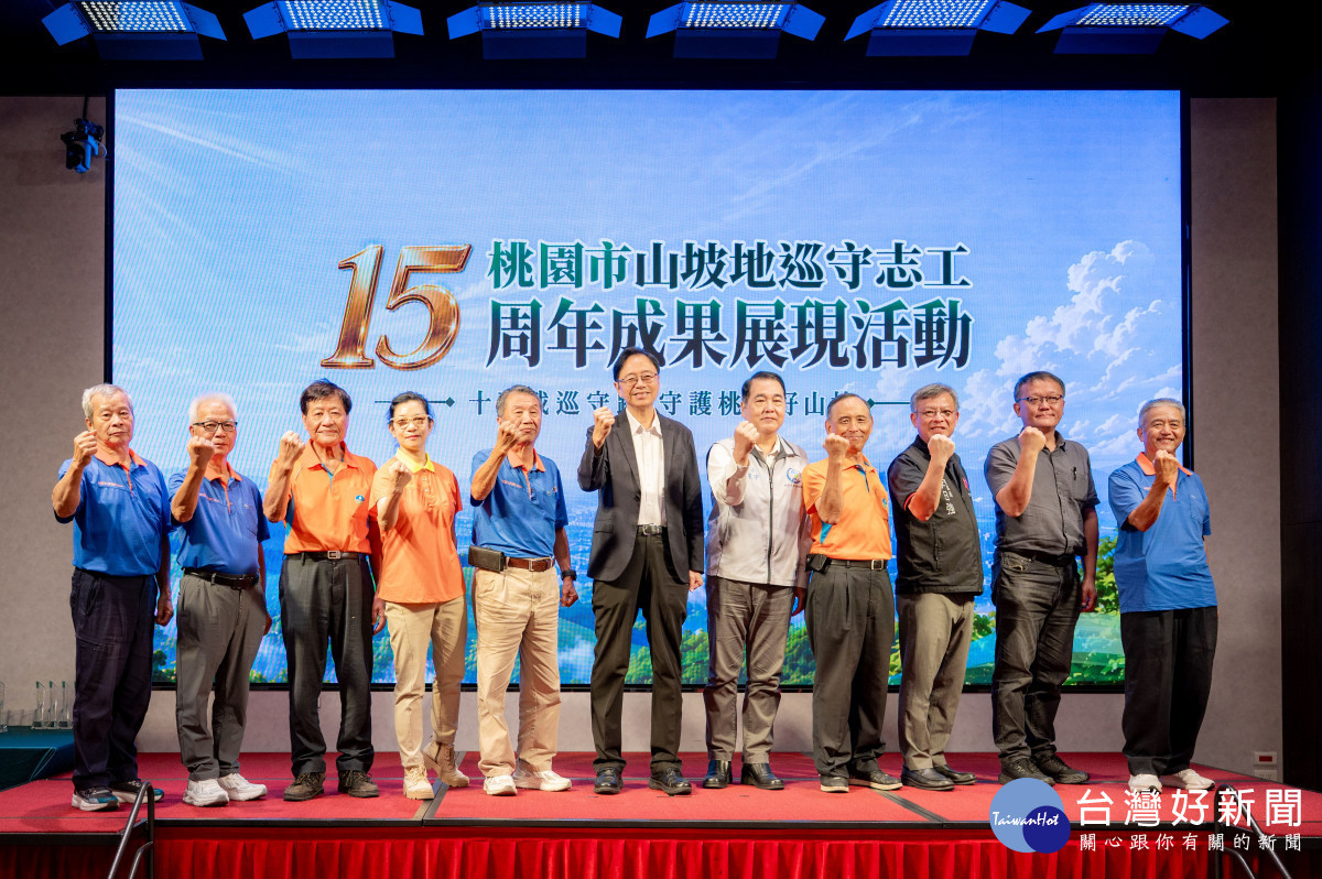 張市長與志工團隊合影留念。