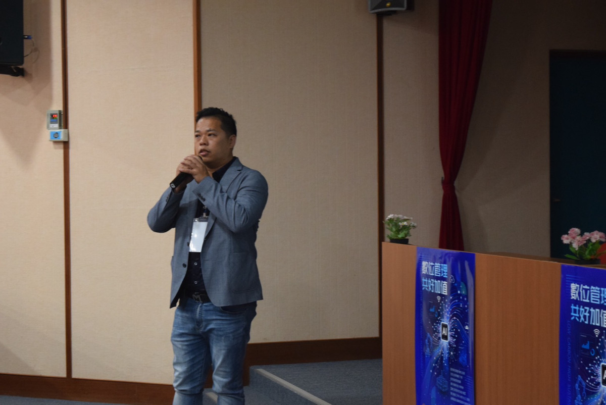 嘉可精密股份有限公司總經理周益慶分享「精實蹲點與智慧應用」成果。(圖/嶺東科技大學)