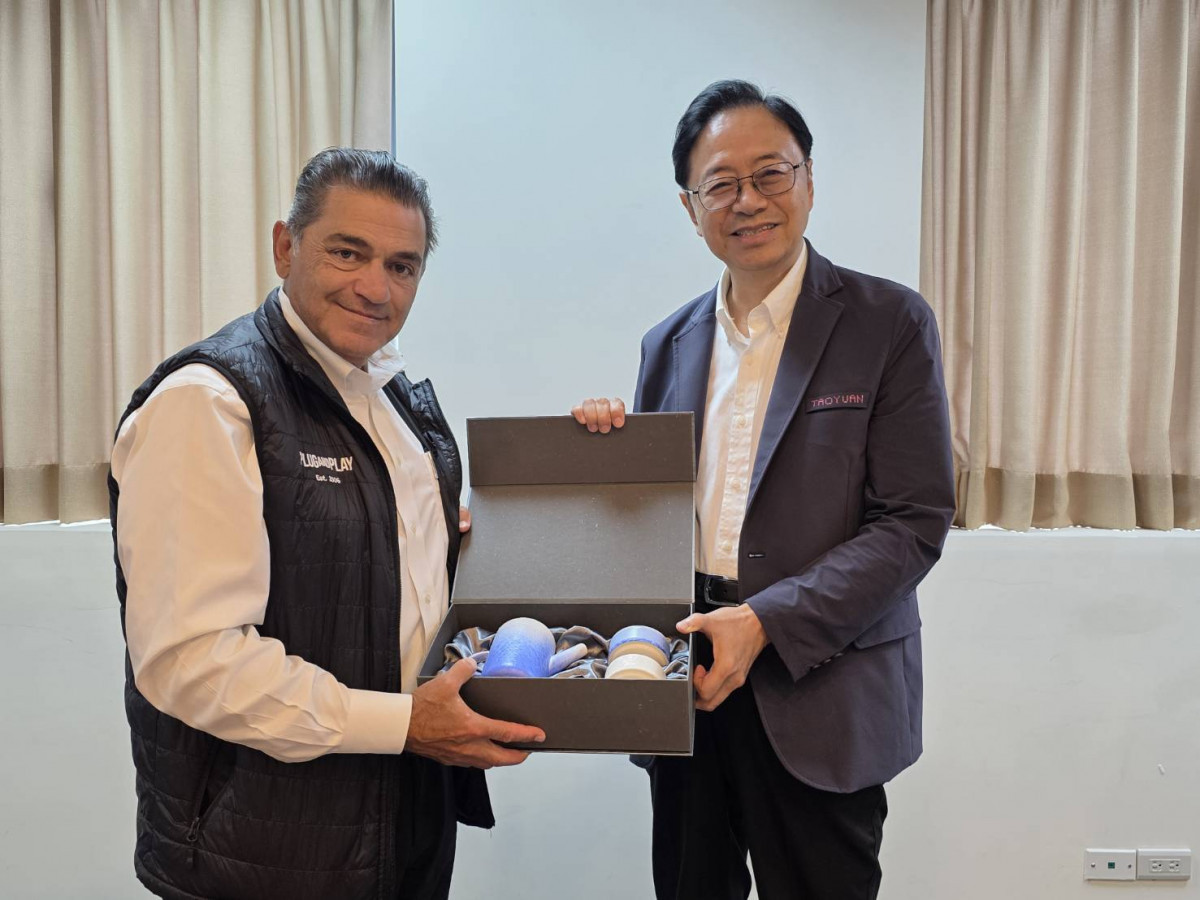 市長張善政致贈禮品。