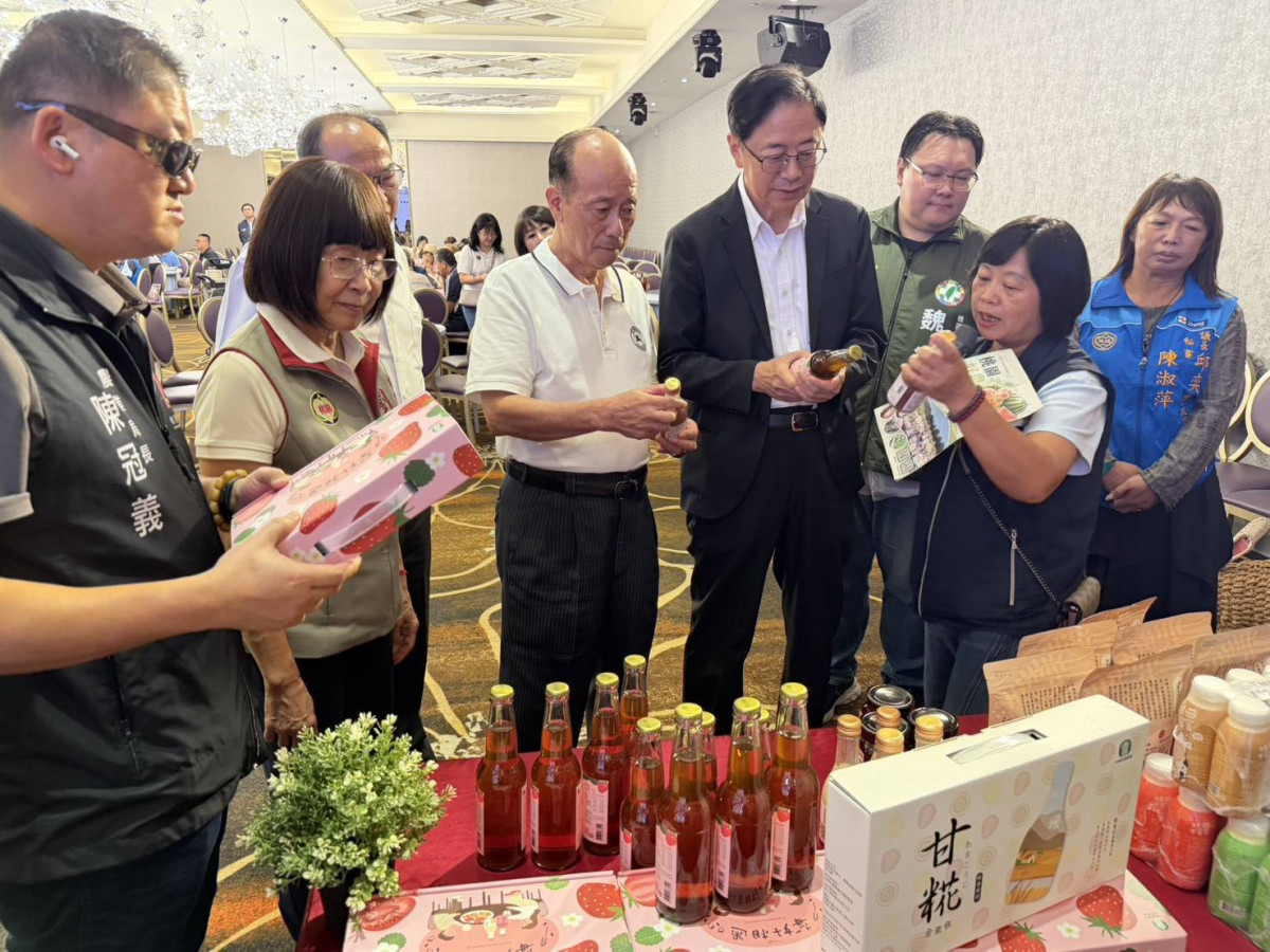 桃園市長張善政出席「中壢區農業策略聯盟活動」,對中壢農業投入相關經費確實挹注農業生產及農民需求,也帶動在地農特產品多元發展。