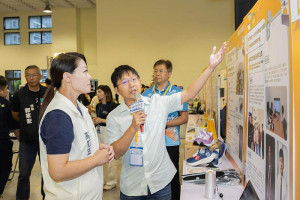 台灣艾特維展示「醫師 AI 分身之非藥物處方及睡眠作息建議系統創新服務計劃」研發成果。（圖／新竹市政府 提供）