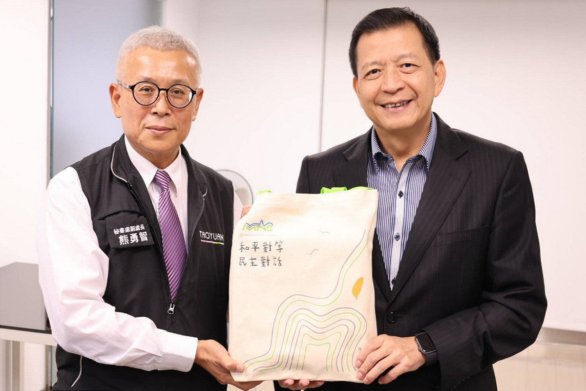 大陸委員會港澳蒙藏處長盧長水致贈紀念品,由秘書處副處長熊勇智代表接受。