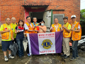桃園市信義獅子會中秋前夕關懷弱勢族群。