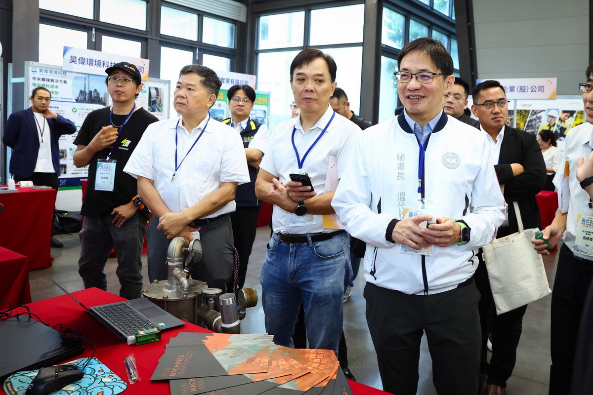 桃園市政府秘書長溫代欣參觀「基北北桃低碳技術媒合會」。