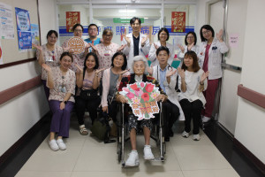 須美奶奶在樂生團隊照護下，成功脫離呼吸器，一步一步走出病房，平安返家。照片提供：樂生醫院