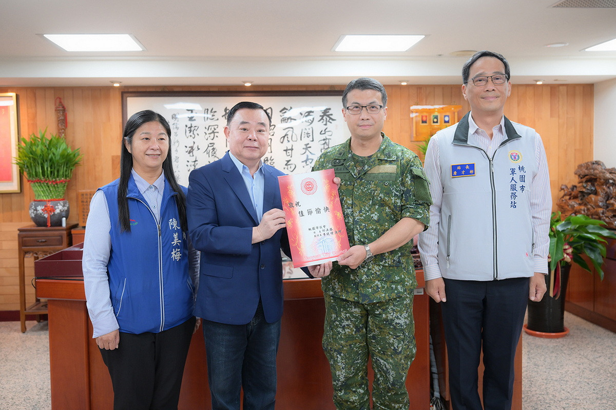 桃園市議會議長邱奕勝致贈9個軍事單位秋節慰勞金。