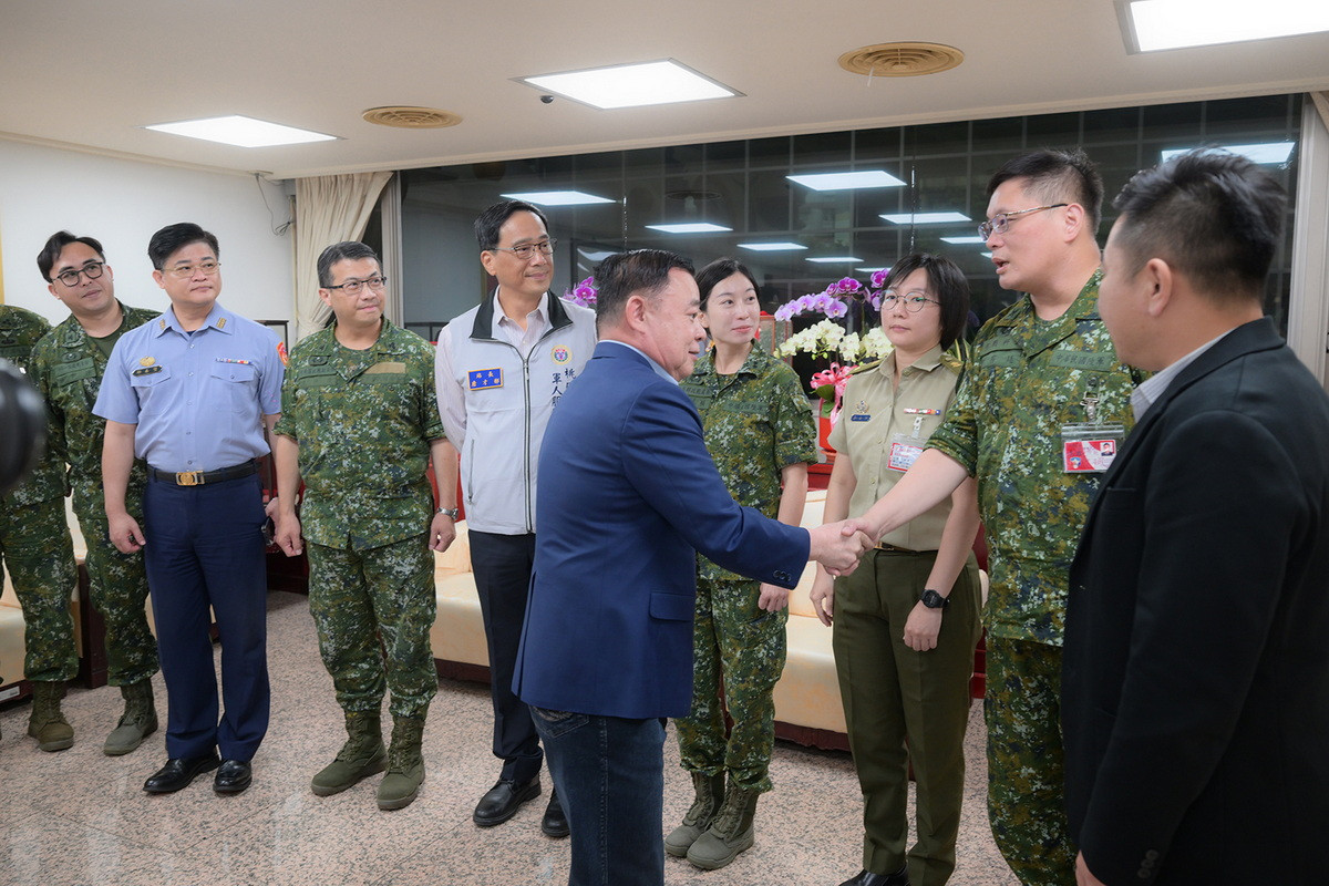 桃園市議會議長邱奕勝和9個軍事單位代表握手並表達敬意與賀節。<br />