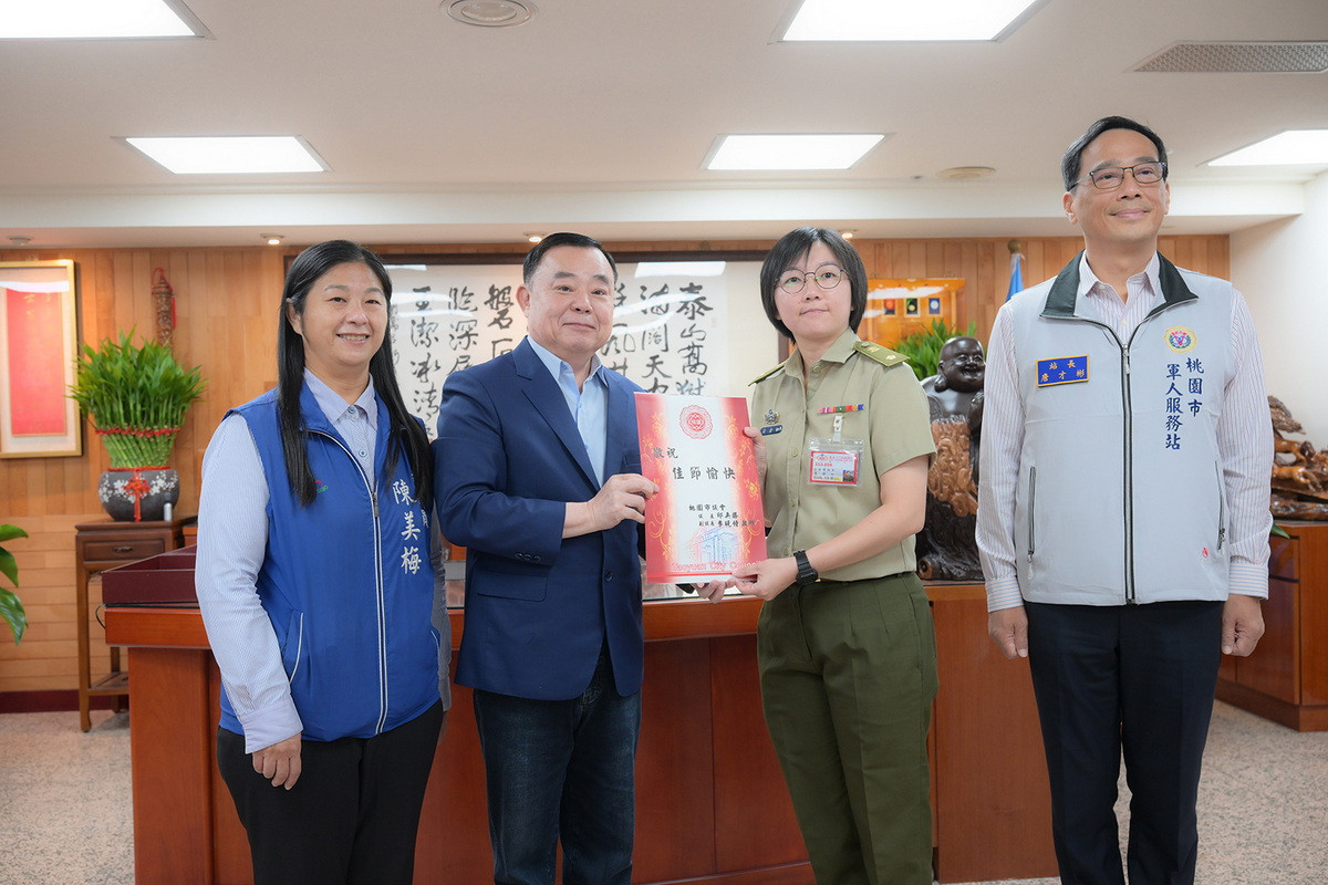 桃園市議會議長邱奕勝致贈9個軍事單位秋節慰勞金。