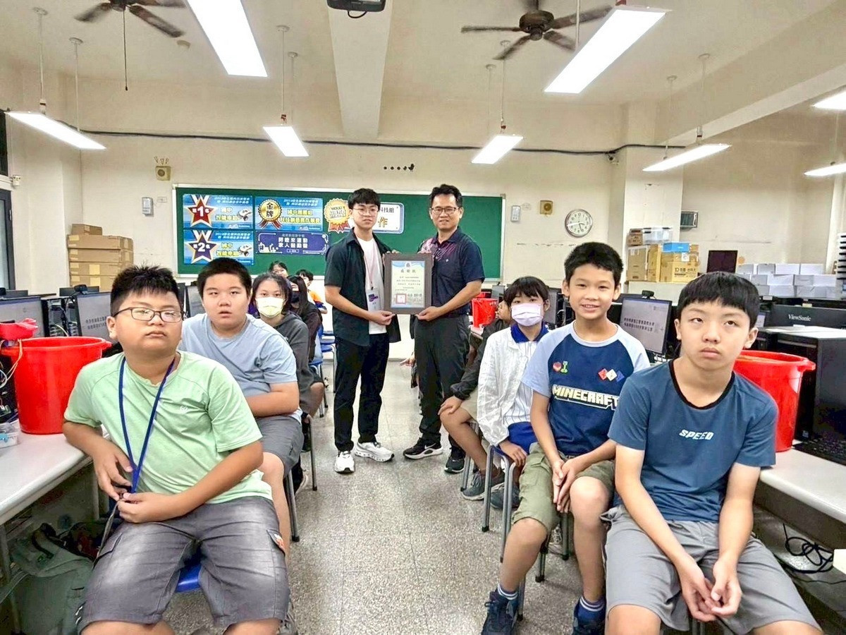 圖說:員林國中劉仁傑校長(中右)致贈感謝狀予Sigma教育團,感謝暨大與團隊辦理兩天精彩的營隊。(暨大提供)