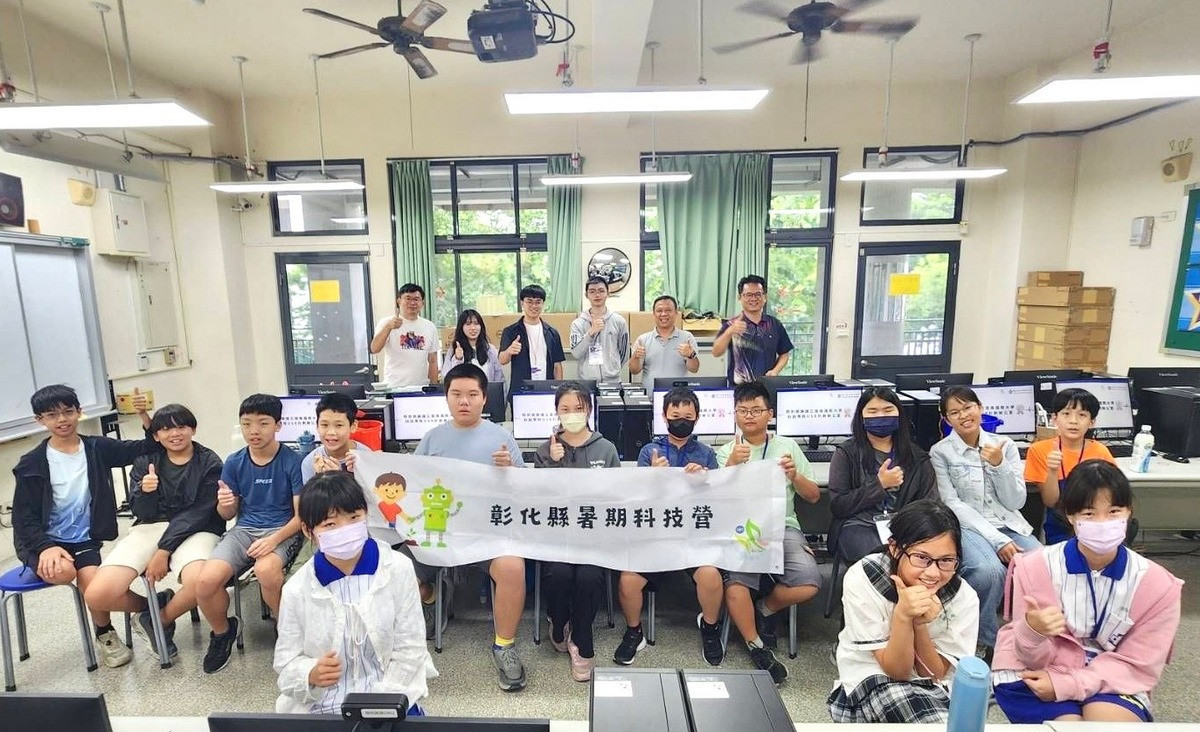 圖說:暨大科技學院楊智其副教授(後排右二)蒞臨營隊,祝福學生在營隊後收穫滿滿。(暨大提供)