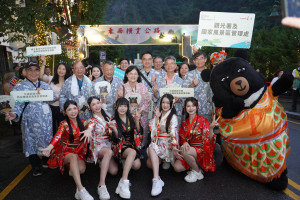 觀光署黃荷婷副署長攜手各風景區踩街，共同行銷臺灣溫泉旅遊。