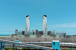 為迎接台中電廠「增氣減煤」重要里程碑，新燃氣一期機組煙囪特別融入在地「小燕鷗」昂首起飛造型彩繪。（圖／台灣電力公司提供）