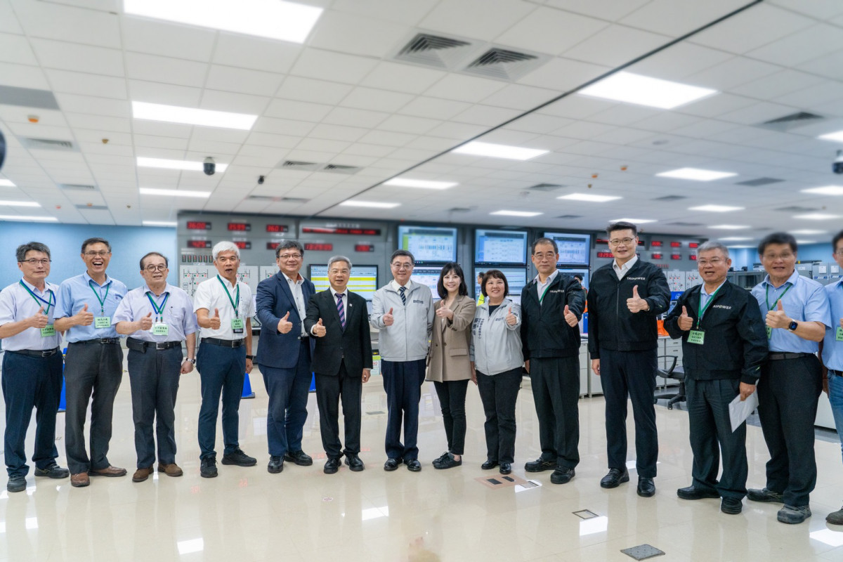 行政院長卓榮泰(中)4日視察台中電廠。20260904-2(圖/台灣電力公司提供)