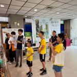 苗農學生志工與解說志工帶領民眾進行關卡互動（林業署新竹分署提供）