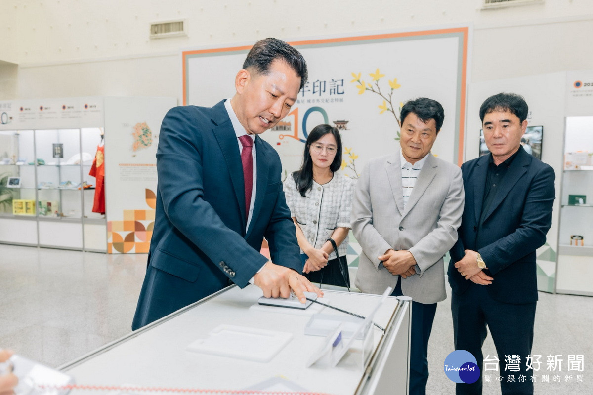 韓國龜尾市長金璋鎬(Jang-Ho Kim)親自體驗套印集章。<br />
<br />