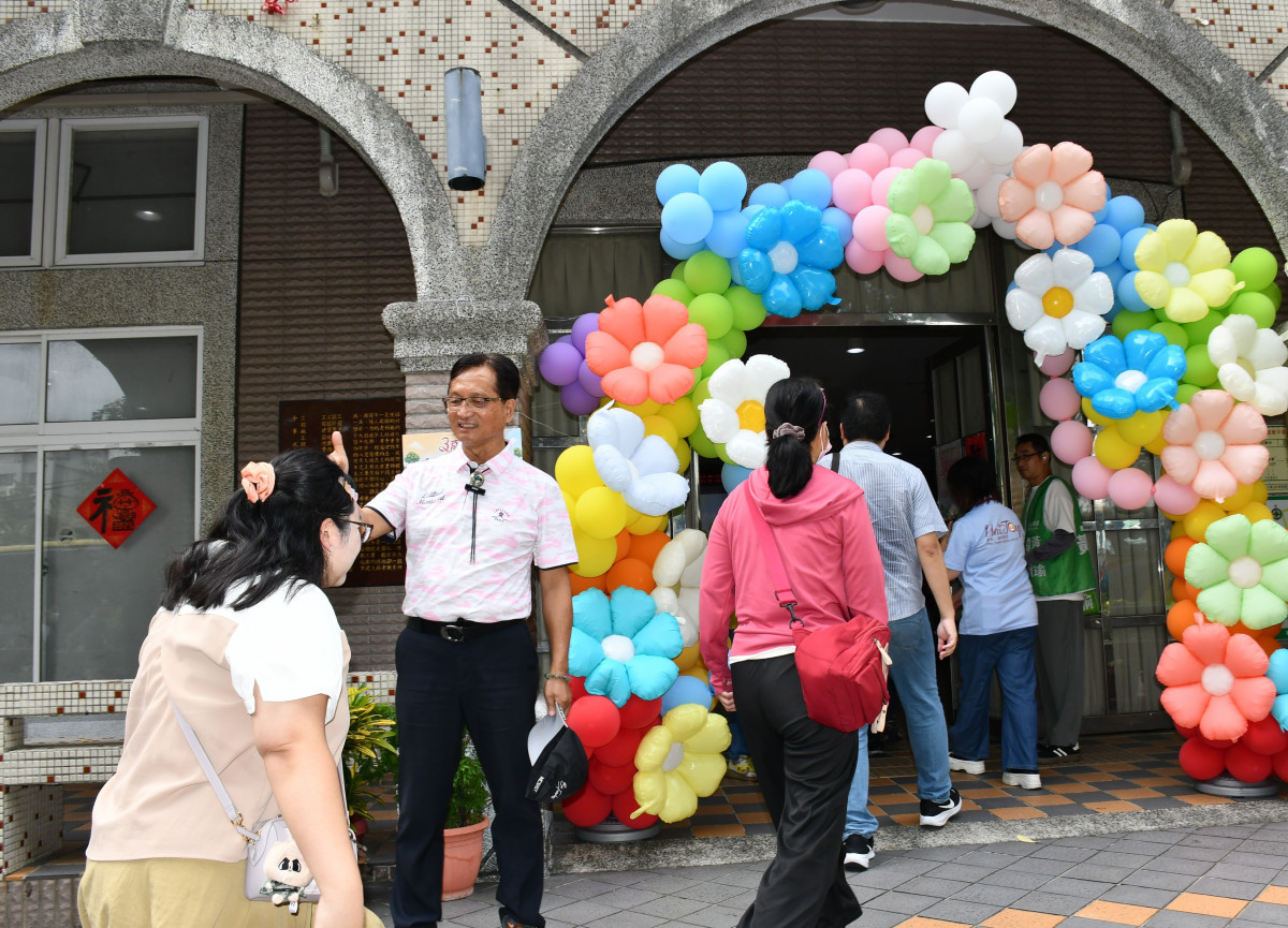 林世賢市長在彰化市長青大學(老人文康中心)大門口迎接參加單身聯誼活動的青年朋友入場。