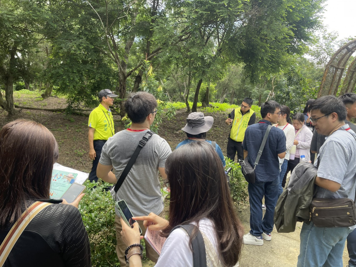 林世賢市長在香山步道.東方公園向青年朋友解說公園由廢墟搖身成為勝境的故事。圖/彰化市公所提供